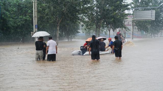 在涿州｜现场拍摄：暴雨洪水中被淹没的车和等待救援的村民