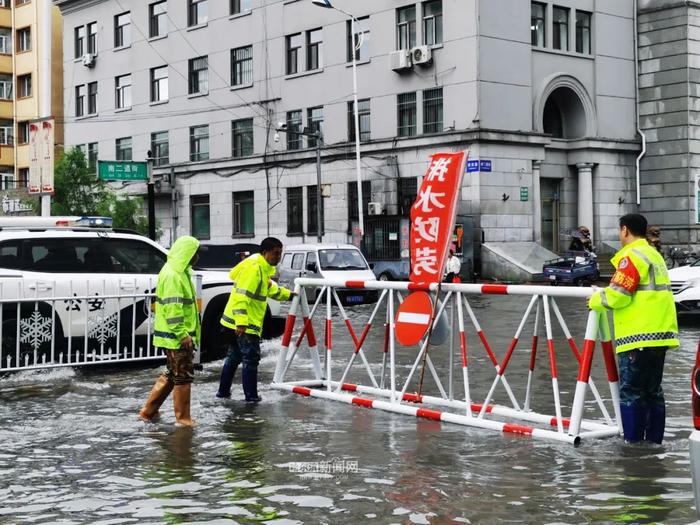 【迎战强降雨】大排量泵车布设积水区域｜雨污水泵站全部开启至最大排放能力