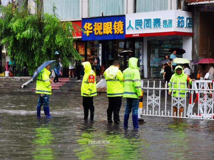 【迎战强降雨】大排量泵车布设积水区域｜雨污水泵站全部开启至最大排放能力