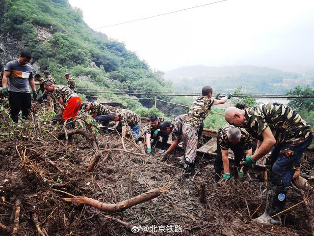 被困2天2夜的K396乘客陆续脱困，丰沙线紧急抢通中