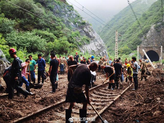 被困2天2夜的K396乘客陆续脱困，丰沙线紧急抢通中