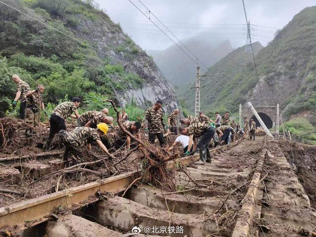 被困2天2夜的K396乘客陆续脱困，丰沙线紧急抢通中