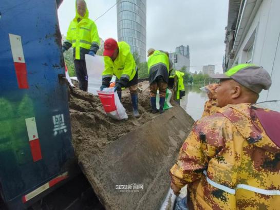 【迎战强降雨】加大街路洗扫清污力度｜环卫部门守牢汛期城市“防护网”