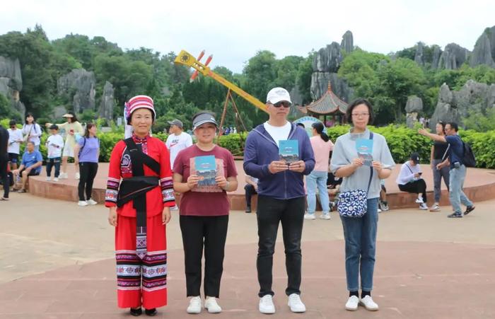 云南一8岁女童头发上长虱子，​母亲竟给她涂抹了...结果孩子在医院抢救了3天