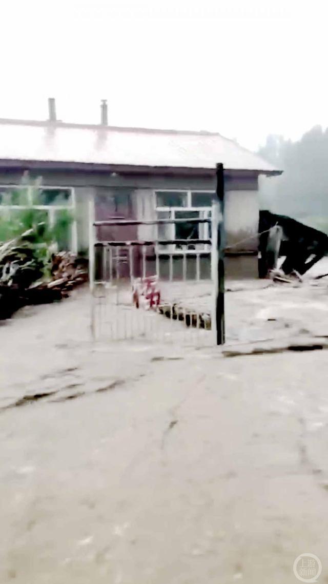 强降雨袭击黑龙江，哈尔滨平山镇被淹居民连夜转移