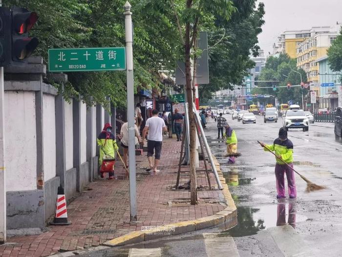 【迎战强降雨】加大街路洗扫清污力度｜环卫部门守牢汛期城市“防护网”