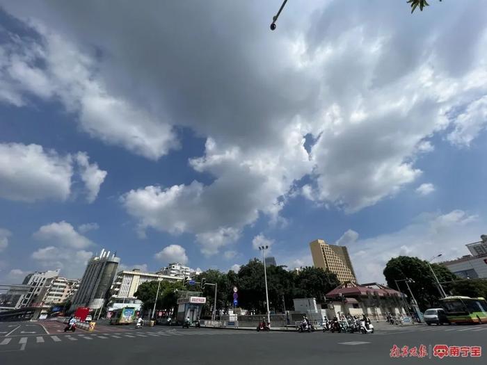 季风低压在北部湾海域形成，预计明后天登陆广西！带来暴雨、大暴雨、特大暴雨