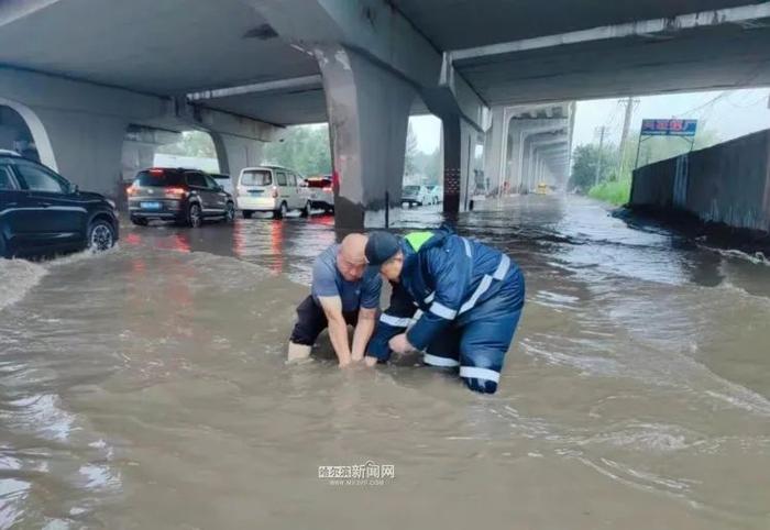 【迎战强降雨】加大街路洗扫清污力度｜环卫部门守牢汛期城市“防护网”