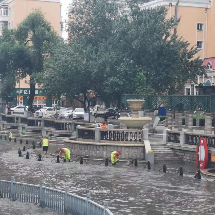 【迎战强降雨】加大街路洗扫清污力度｜环卫部门守牢汛期城市“防护网”