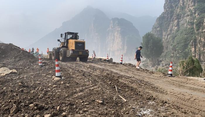 房山涞宝路三渡桥断桥已修复，抢修队伍在四渡桥断裂处加紧施工