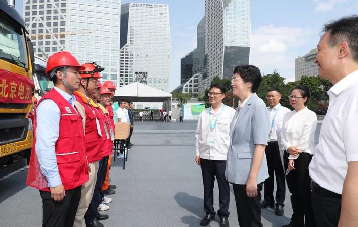 施小琳看望慰问兄弟省市支援服务保障成都大运会的工作队伍和社区工作者