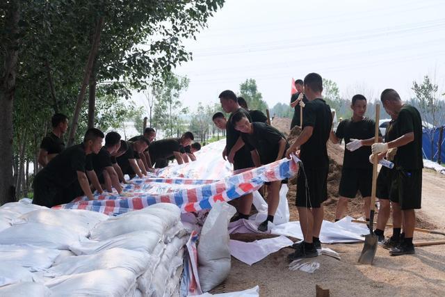 图片直击｜洪水水头已抵天津，武警官兵日以继夜加固河堤