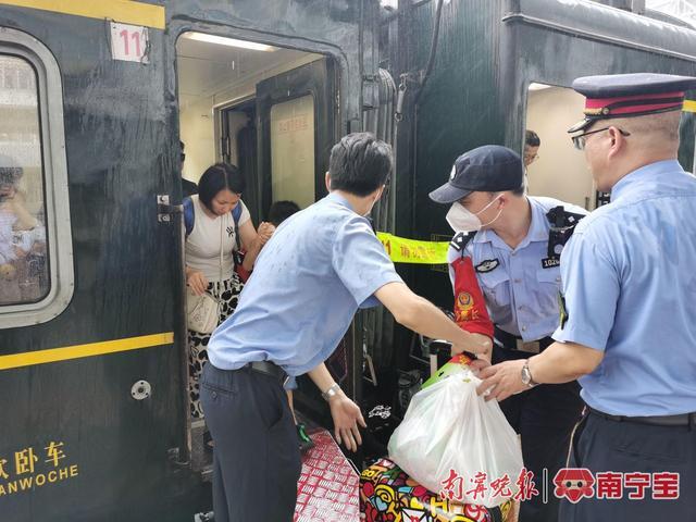 暴雨影响多次临停！乘警讲述Z6进京的36小时