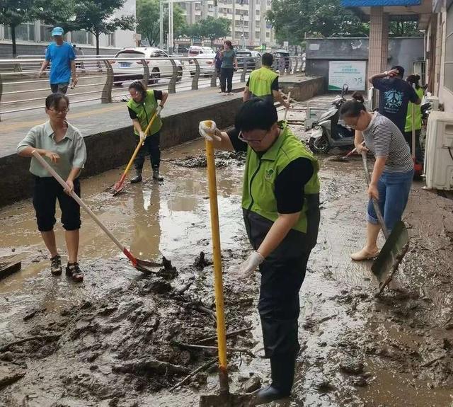 北京门头沟41支青年突击队投身防汛抢险