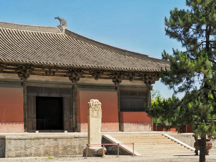 河北千年古寺开善寺大殿被淹，文保所长游泳进殿查看受损情况