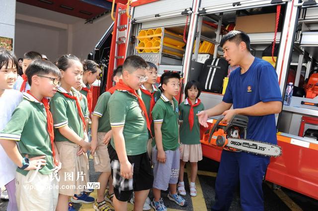 安徽合肥：孩子们体验消防装备，学习消防安全常识