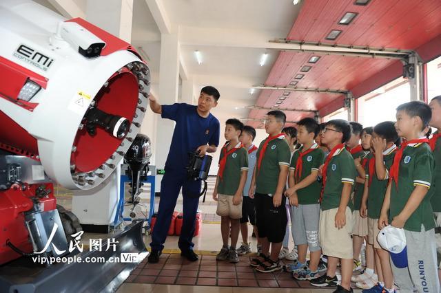 安徽合肥：孩子们体验消防装备，学习消防安全常识