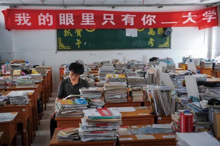 “上了野鸡大学，苦读四年仍是高中学历”