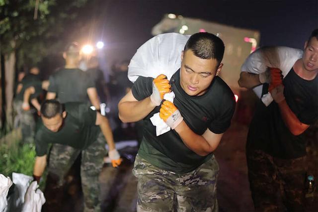 争分夺秒！武警天津总队2700名兵力驰援子牙河独流镇八堡村段