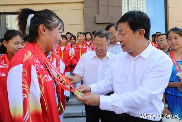 奇·达楞太看望慰问我市参加自治区“十五运”运动员和教练员