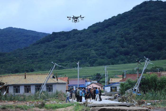 吉林舒兰一村庄90余名村民被困，武警吉林总队空投物资转移群众