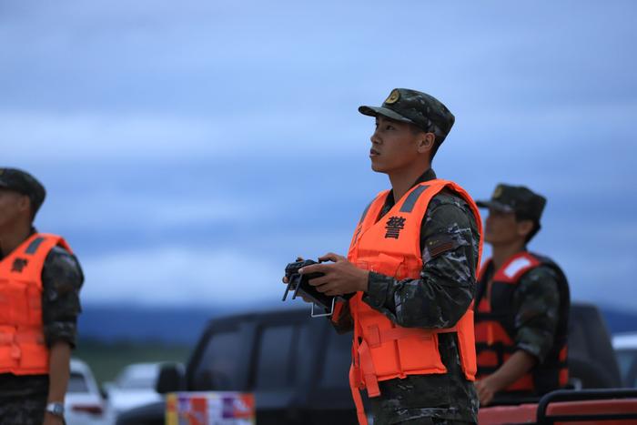 吉林舒兰一村庄90余名村民被困，武警吉林总队空投物资转移群众