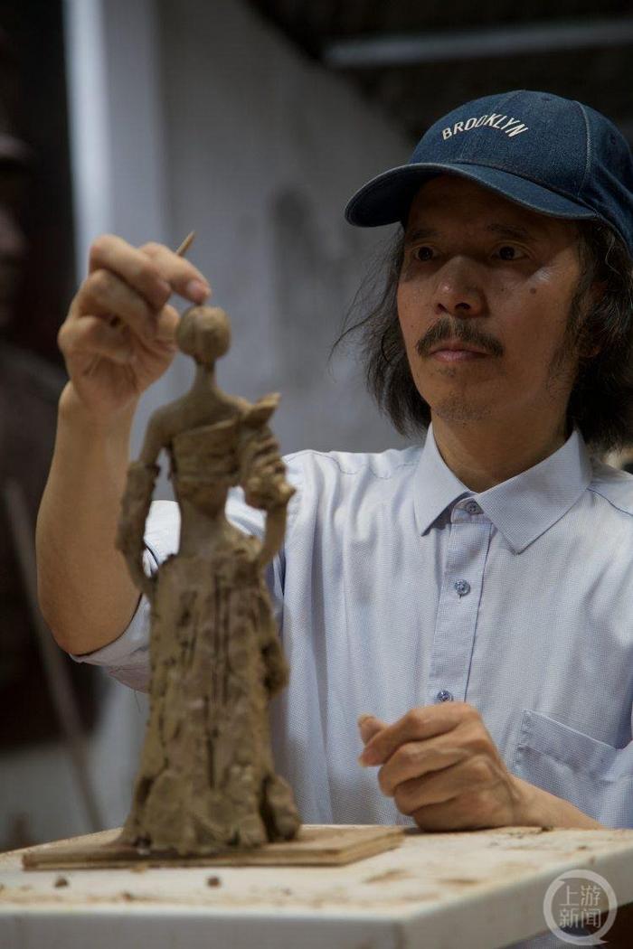 和泥土、刻刀相伴30余年 重庆雕塑家邓刚：农村生活给了自己最好的灵感