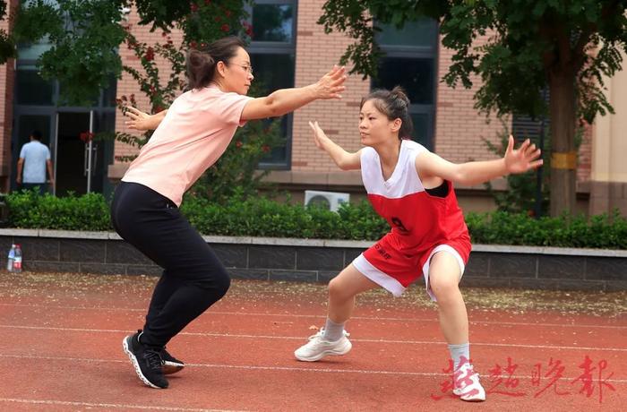 这里的篮球训练“静悄悄” 石家庄市特殊教育学校聋人篮球队备战第十届省残运会