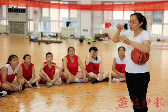 这里的篮球训练“静悄悄” 石家庄市特殊教育学校聋人篮球队备战第十届省残运会