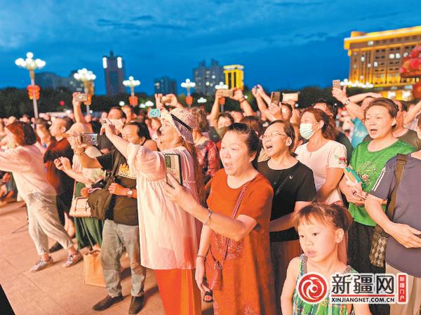 “周末百姓大舞台”点亮南湖广场之夜 《我和我的祖国》等歌曲引发现场观众大合唱