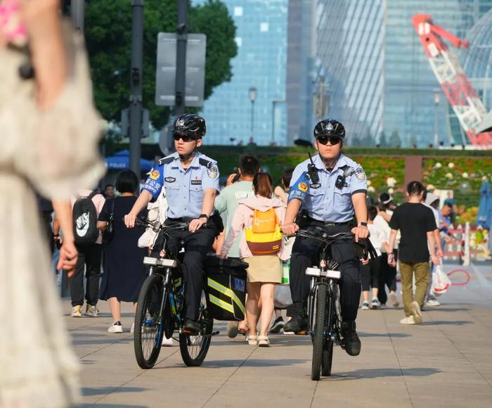 骑警守护“中华第一街”：平安是最美风景