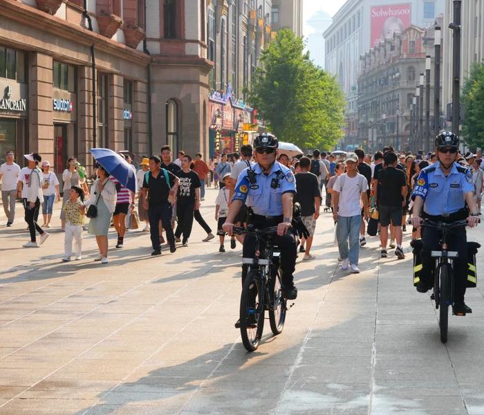 骑警守护“中华第一街”：平安是最美风景