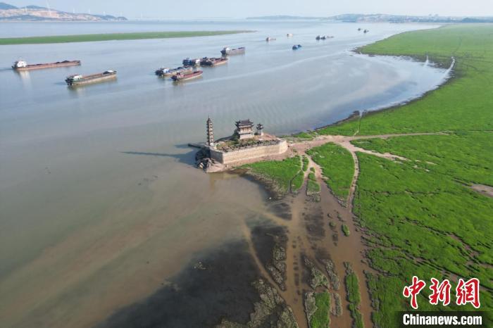 鄱阳湖在枯水线徘徊：落星墩再露全貌，重现草原景象