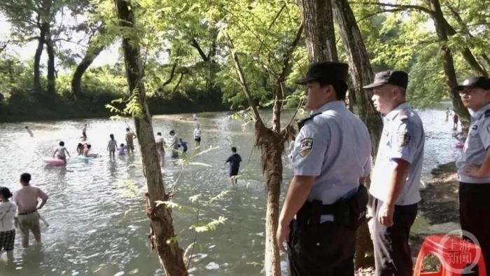 湖北咸宁一网红玩水地有小孩溺亡，警方上月才救起2名小孩