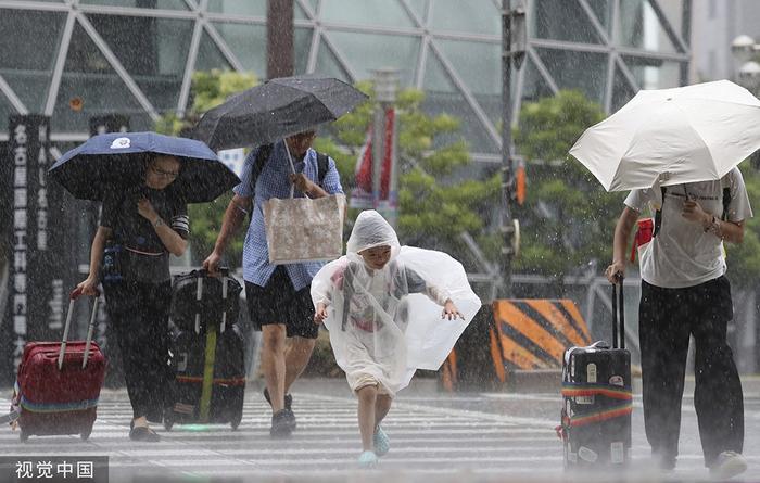 早安·世界｜台风“兰恩”登陆日本，近9万户家庭停电