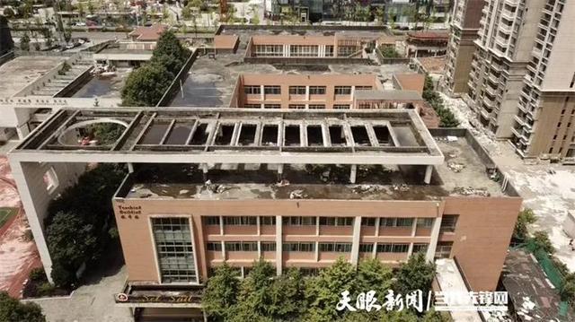 贵阳一学校楼顶堆满桌椅？回应：暂时存放已清理