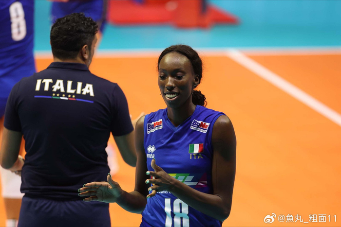 意大利🇮🇹女排主教练马赞蒂谈保拉……