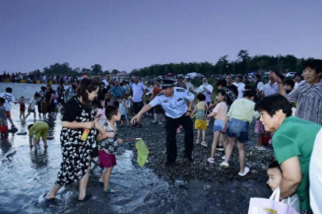 石川河乡村振兴锣鼓闹，西安阎良公安民警人海宣传忙