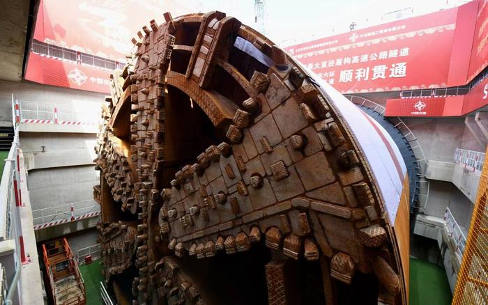我国国产最大直径盾构机“运河号”结束了长达742天的地下攻坚之旅，东线盾构隧道顺利完成接收。新京报记者 王贵彬 摄