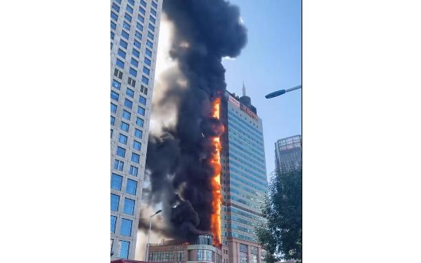 天津新天地大厦外墙起火，消防：楼房外部保温层明火已扑灭