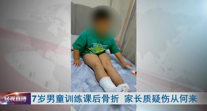 武汉7岁男童上完训练课后意外骨折！孩子：老师弄的…家长怒了！