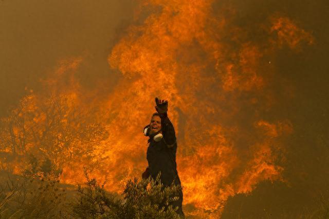 直击｜希腊多地野火肆虐，高温和强风助推火势迅速蔓延