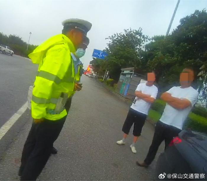 行车途中发现钥匙丢了，交警驱车百里寻回