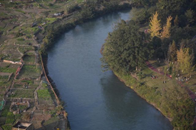 成都温江区江安河河岸被贴瓷砖？施工单位：是花岗石，非瓷砖