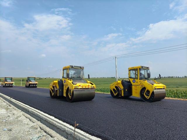 长春经济圈环线高速公路二期项目德惠至九台段 沥青下面层试验段摊铺顺利完成