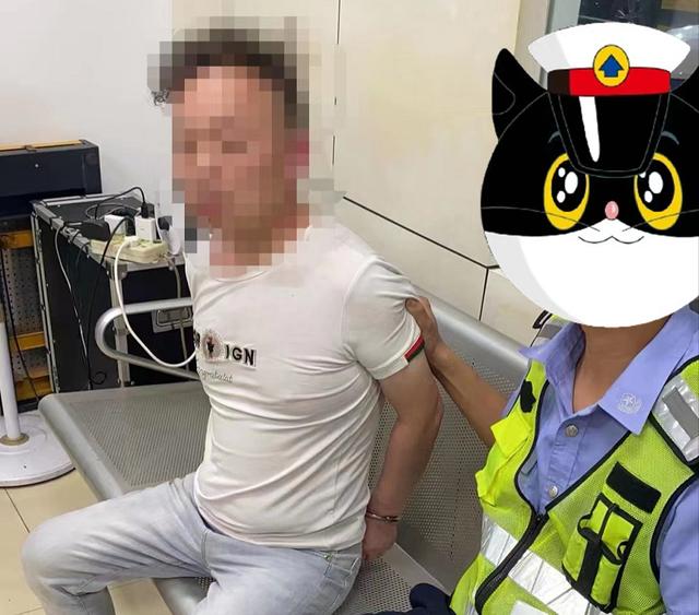 男子要被送去尿检，“戏精”附体碰瓷警察，结果……