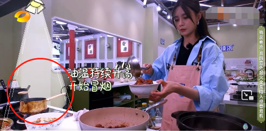 沈梦辰做菜太专心没发现锅着火，赵又廷冲上灭火，明星赚钱真冒险