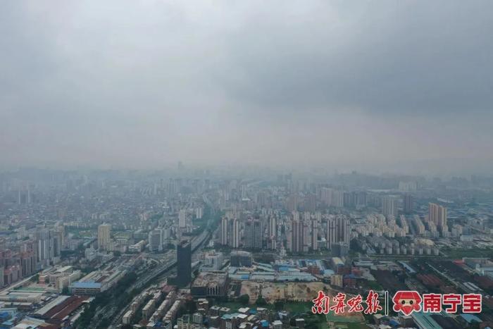 @南宁家长：暴雨！雷电大风！明天最好提前带小孩出门