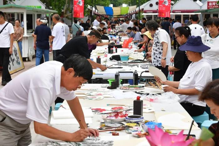 艺术作品、星空露营、夜幕音乐节……宋庄艺术市集开集啦！