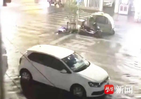 痛心！年轻夫妻疑路边触电身亡！雷雨天气在外要注意些什么？​